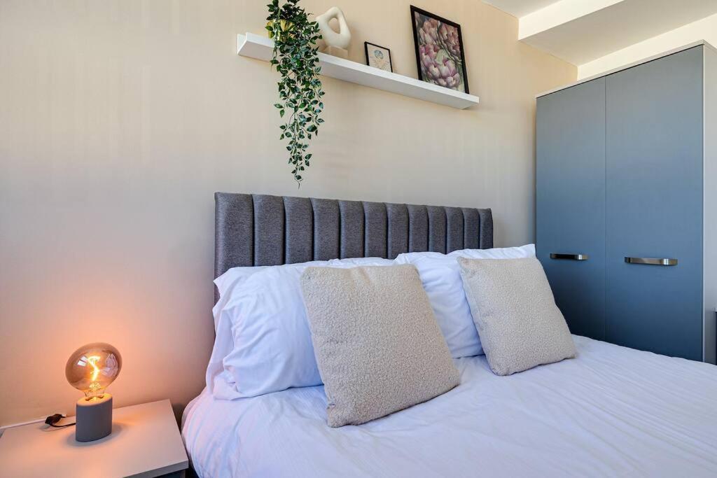 Entire 1 Bed Apt In The Centre Of Stockport Exterior photo